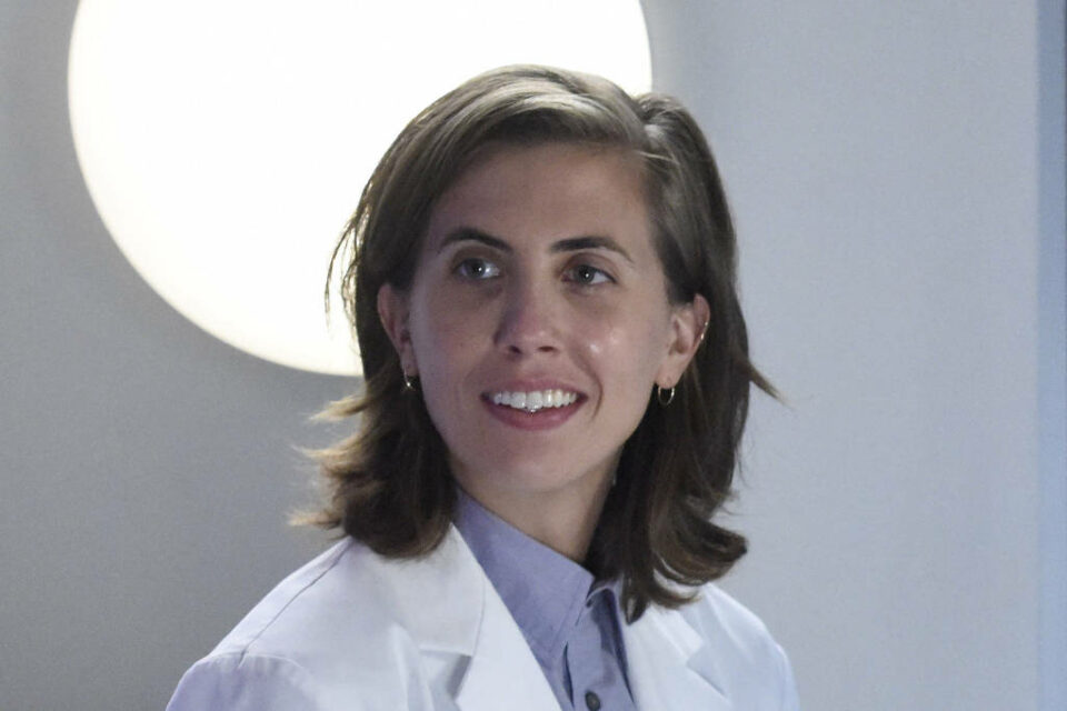 ER Fightmaster interpreta Kai Bartley, que estuda o Mal de Parkinson. 'Grey's Anatomy' ganha primeiro profissional de medicina não binário