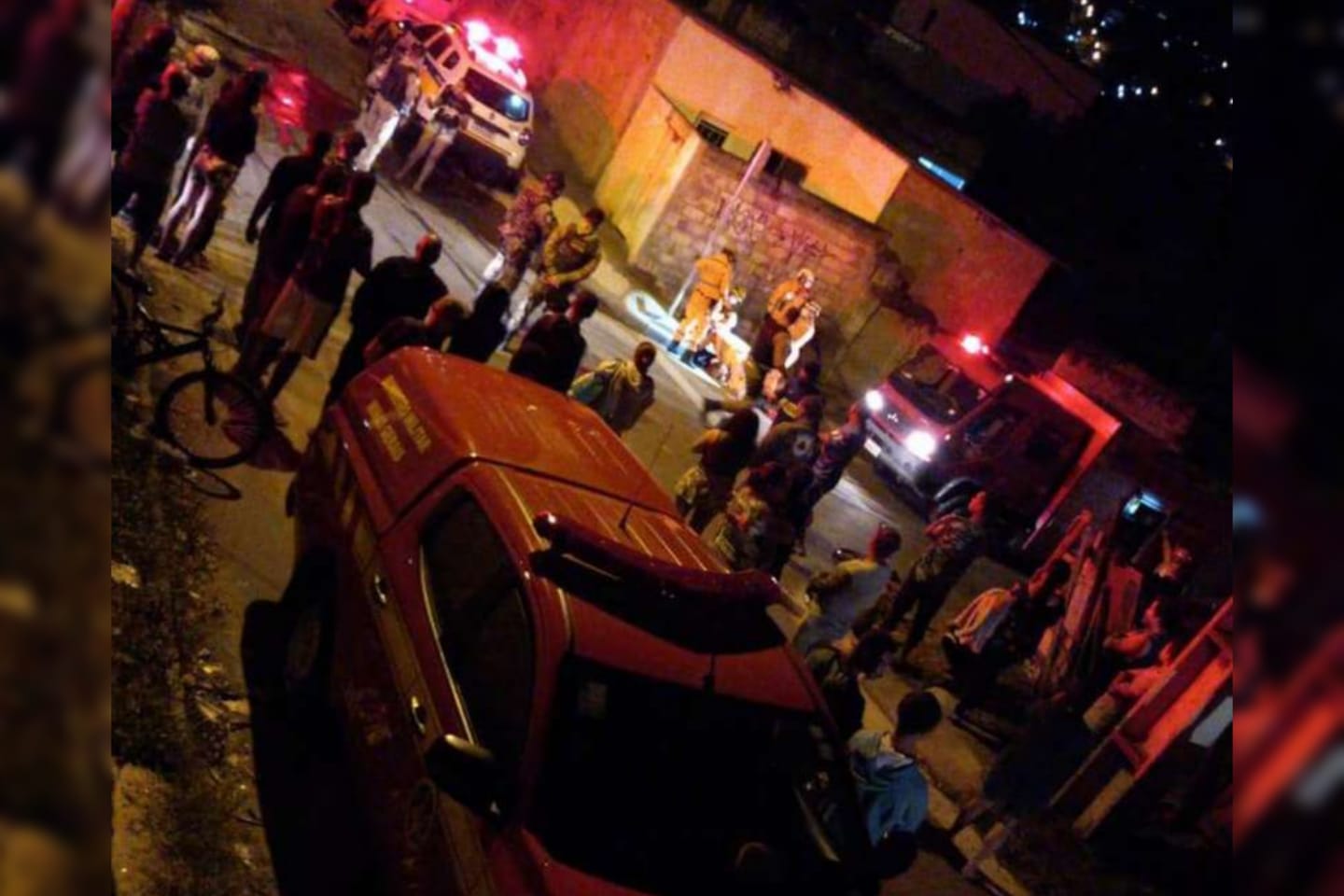 Momento em que idoso é retirado de dentro do bueiro