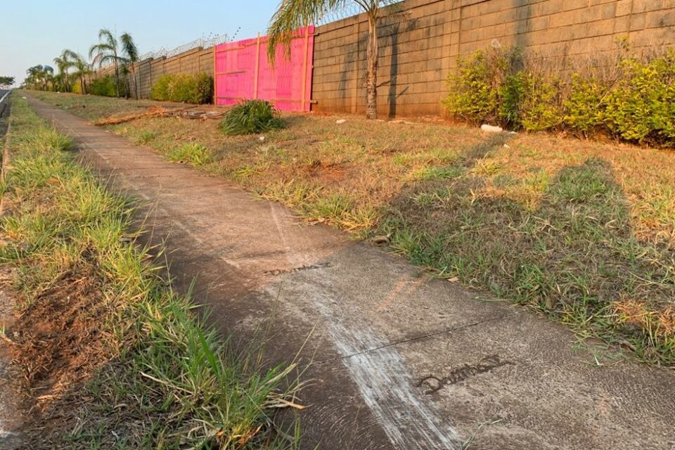 Muro ficou destruído com o impacto do Porsche