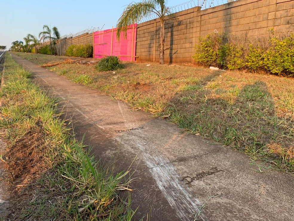 Muro ficou destruído com o impacto do Porsche