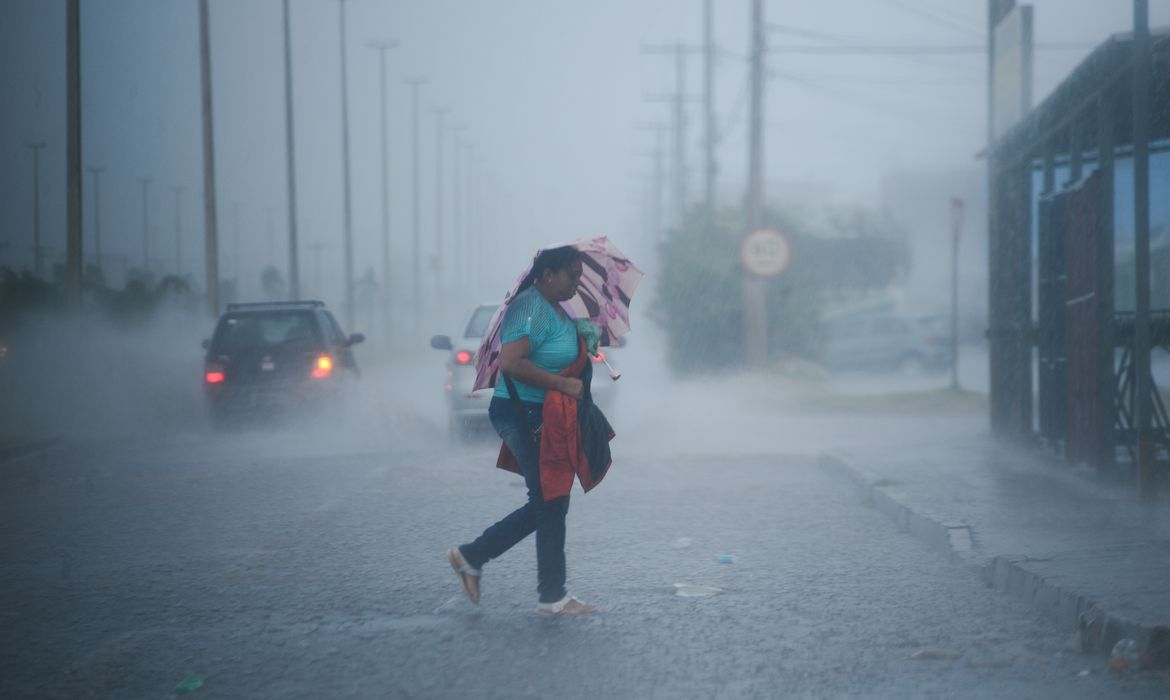 Fim de semana deve ser de chuva em Goiânia, aponta previsão