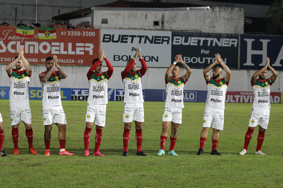 Jogadores do Brusque durante jogo pela Série B