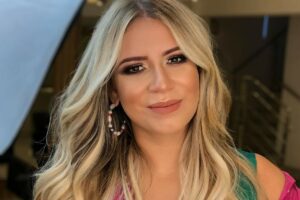 Cantora ficou solteira recentemente e resolveu ousar em publicação no Instagram. Marília Mendonça posa de fio-dental e arranca elogios