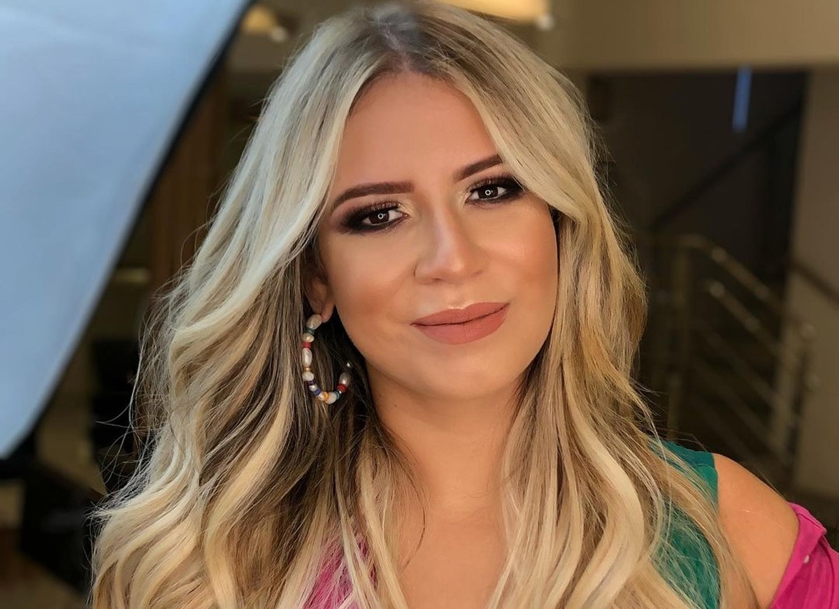 Cantora ficou solteira recentemente e resolveu ousar em publicação no Instagram. Marília Mendonça posa de fio-dental e arranca elogios