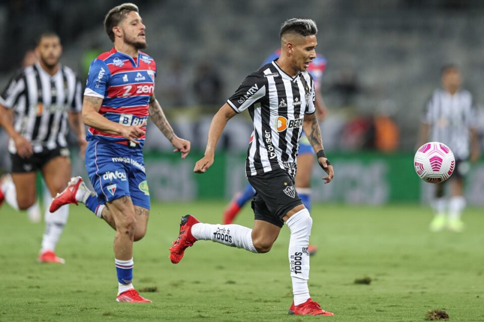 Jogadores do Atlético-MG e do Fortaleza correndo em jogo