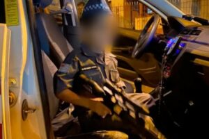 PM divulga fotos de criança fardada com fuzil de brinquedo no interior de SP (Foto: Divulgação)