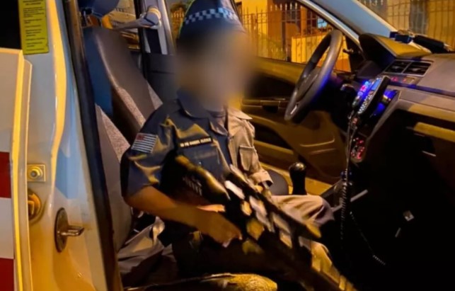 PM divulga fotos de criança fardada com fuzil de brinquedo no interior de SP (Foto: Divulgação)
