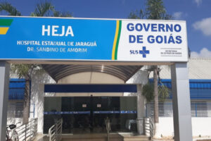 Motociclista fica inconsciente por 2 horas após colidir contra caminhão em Jaraguá