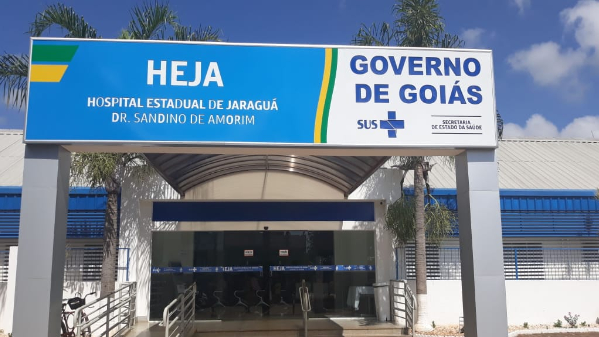 Motociclista fica inconsciente por 2 horas após colidir contra caminhão em Jaraguá