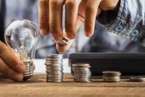 Feirão dá desconto de até 40% na quitação de contas de energia atrasadas em Goiânia