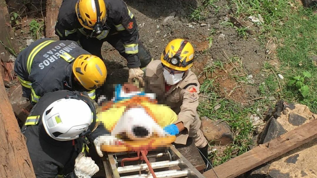 Ponte da GO-154 cede e caminhão cai a sete metros de altura