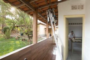 Waldete Aparecida Alves Silva, 68, trabalha na pequena produção de queijo em sua propriedade rural em São Roque de Minas