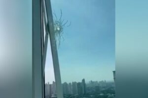 Família suspeita que tiro tenha sido disparado de algum prédio próximo (Foto: Reprodução - TV Anhanguera)