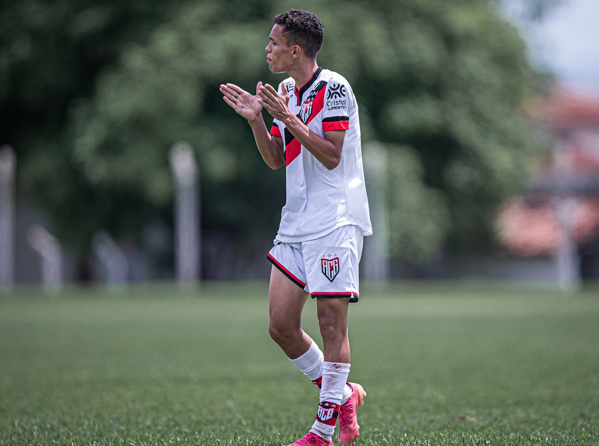 Yuri, jogador do Atlético-GO sub-15 durante partida da base