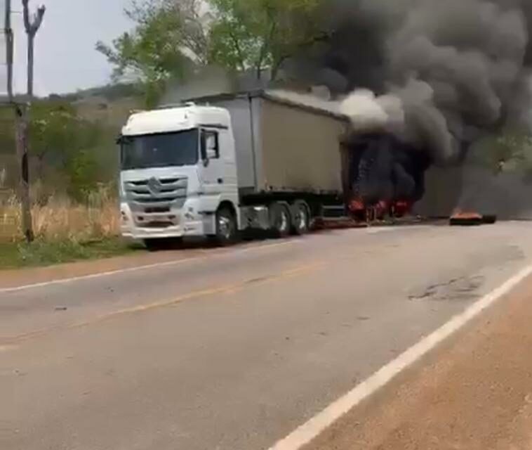Carreta carregada de cerveja pega fogo na BR-153, entre Anápolis e Jaraguá