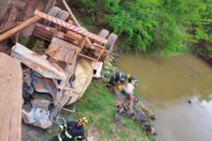 Ponte da GO-154 cede e caminhão cai a sete metros de altura