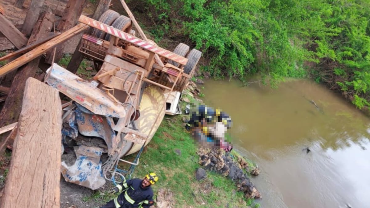 Ponte da GO-154 cede e caminhão cai a sete metros de altura
