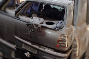 Carro fica destruído após colisão com ônibus