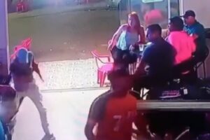 Homem apanha de populares após agredir mulher em um bar de Santa Helena de Goiás (Imagem: Câmera de Segurança)