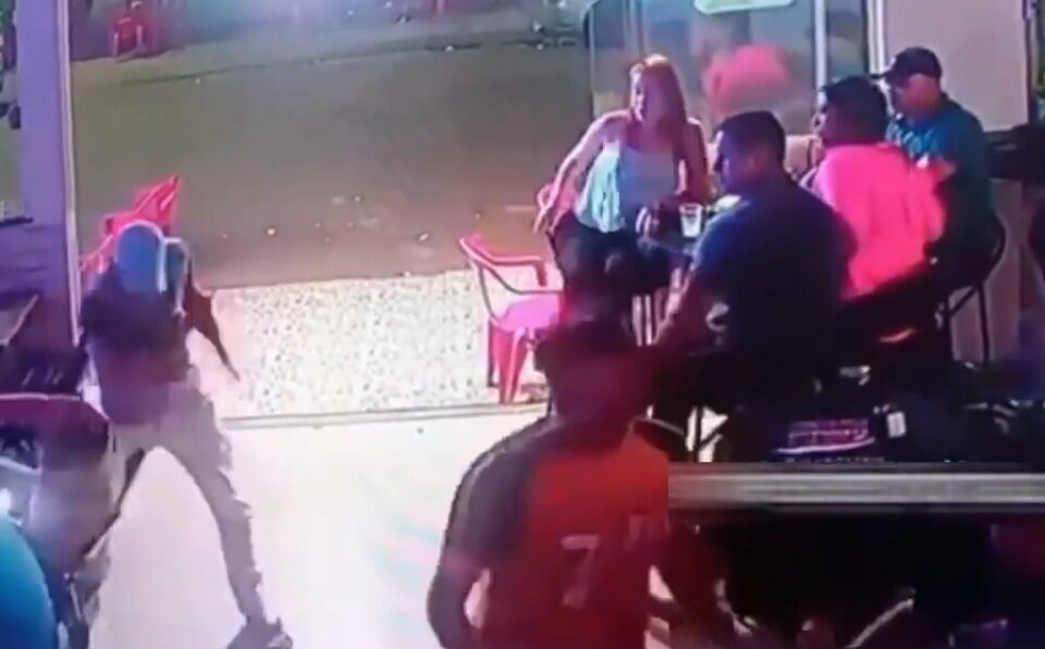 Homem apanha de populares após agredir mulher em um bar de Santa Helena de Goiás (Imagem: Câmera de Segurança)