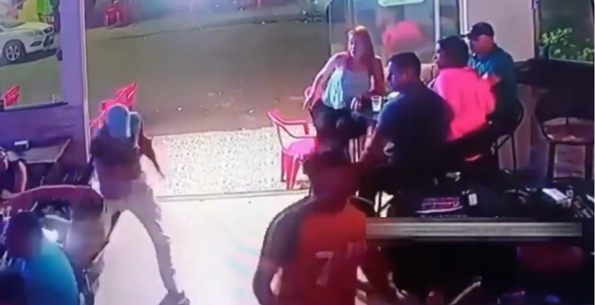 Homem apanha de populares após agredir mulher em um bar de Santa Helena de Goiás (Imagem: Câmera de Segurança)