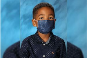 Mason Peoples contou que apenas obedeceu a mãe, que lhe ordenou que não tirasse a máscara