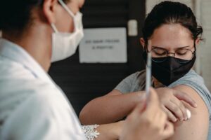 Mulher tomando dose da vacina. (Foto: Bruno Velasco)