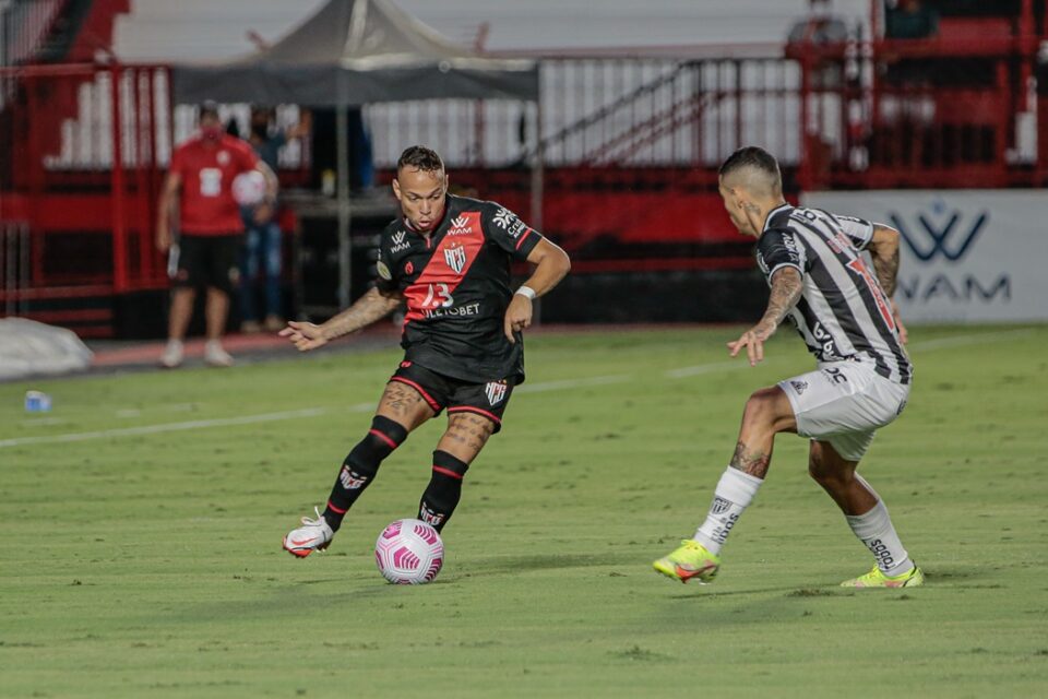 Janderson tenta o drible no jogador do Atlético-MG