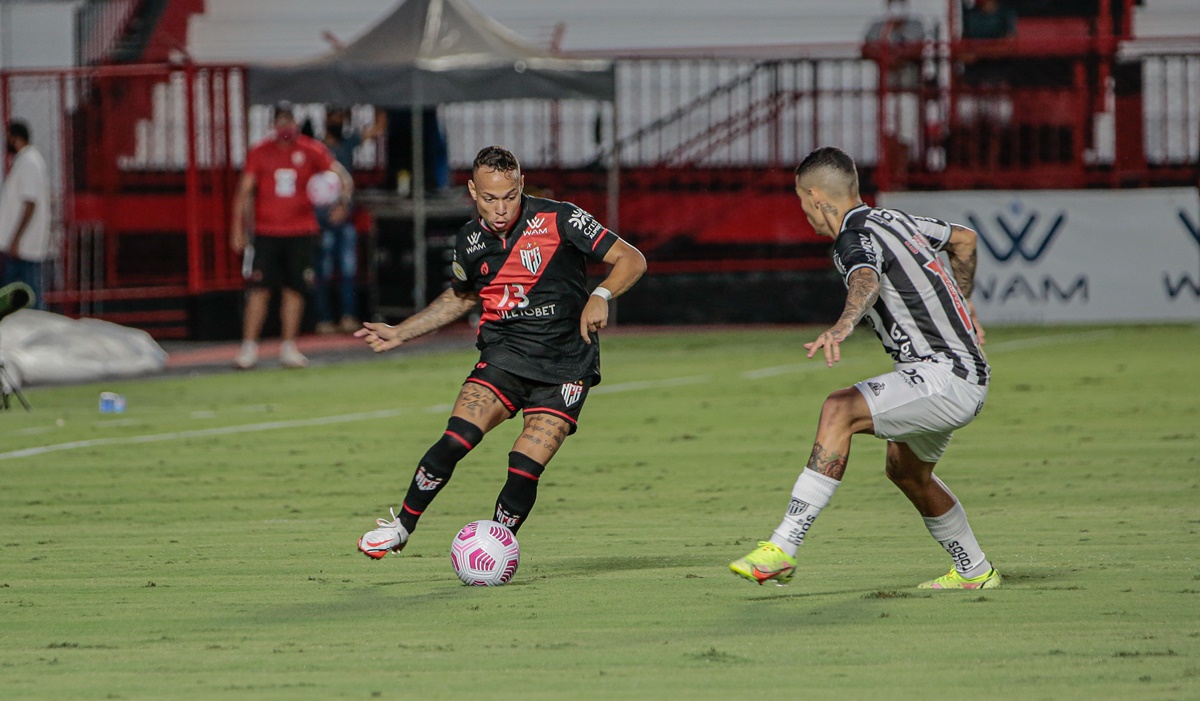 Janderson tenta o drible no jogador do Atlético-MG