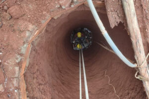 Homem cai em cisterna de 8 metros em Rio Verde