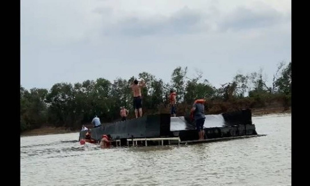 Barco-hotel com turistas goianos naufragou no Pantanal