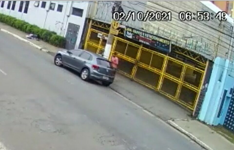 Uma jovem de 25 anos foi estuprada dentro do próprio carro, em São Paulo. O veículo estava estacionado a poucos metros de uma delegacia. (Foto: reprodução - g1)