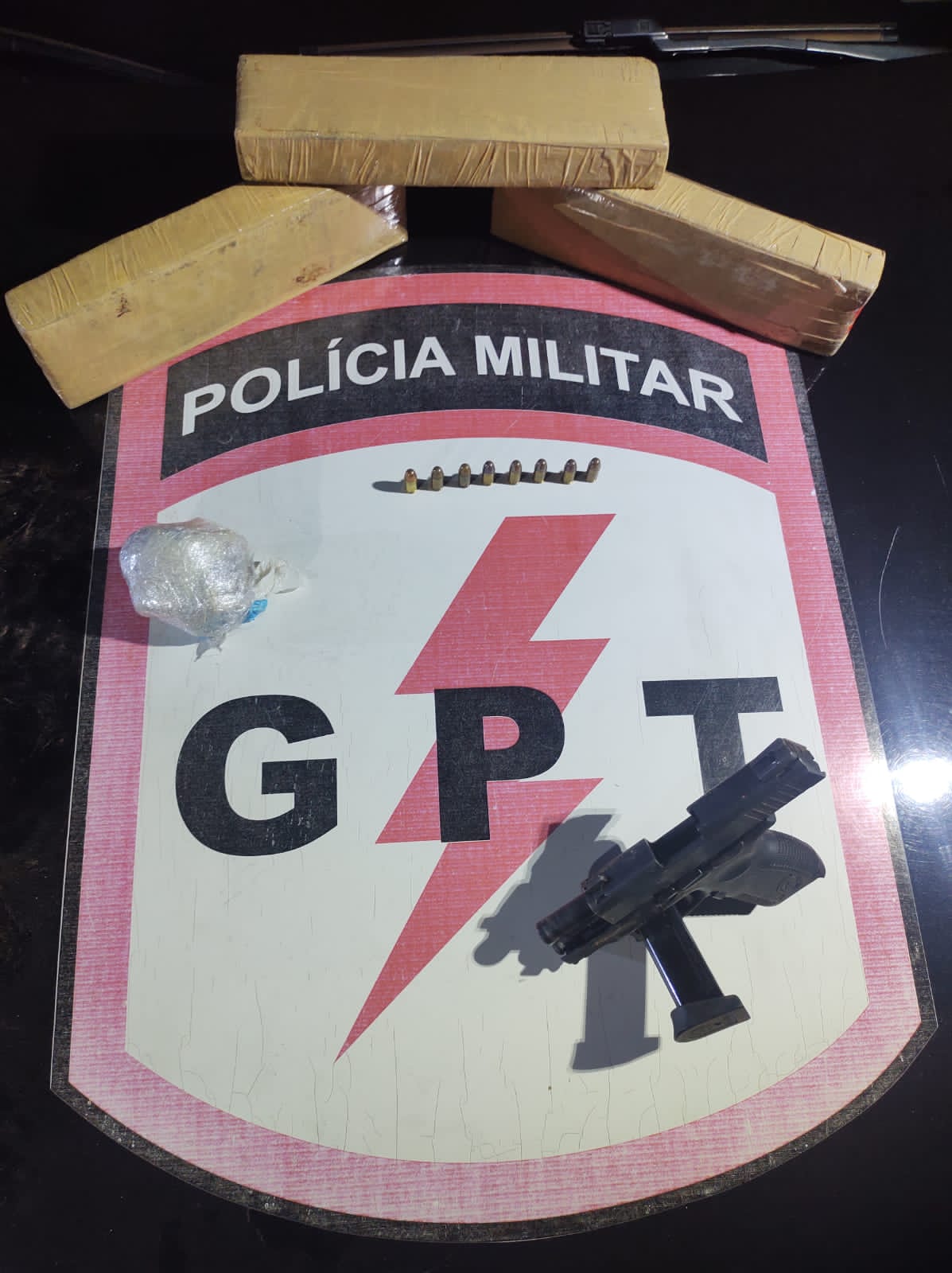 Armas e drogas encontradas com os suspeitos (Foto: divulgação - PM)