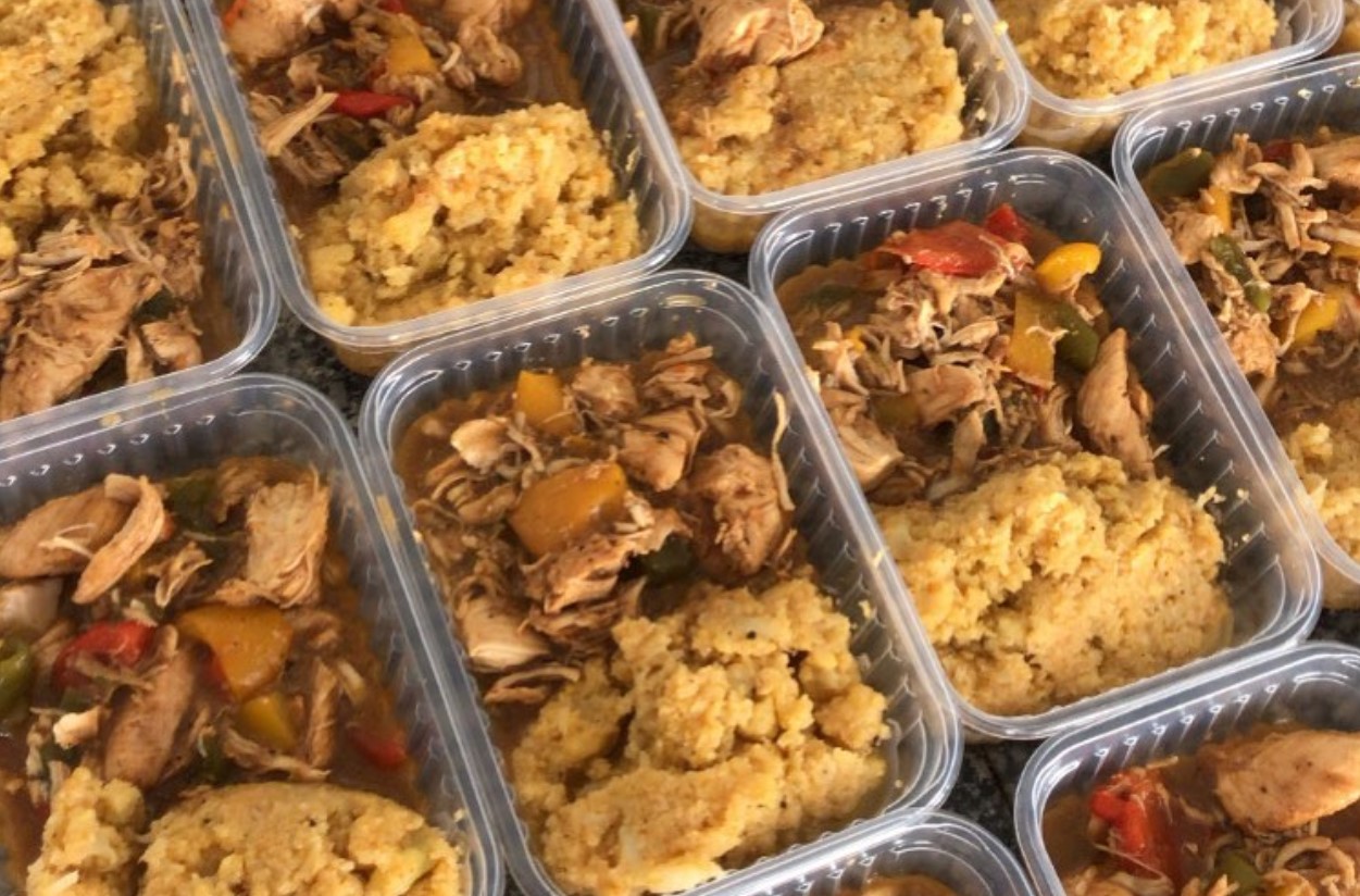 Frango xadrez com arroz de couve flor da Comidinha Fit, opção entre as marmitarias em Goiânia