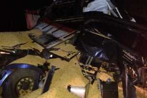 Colisão entre 3 caminhões mata dois adultos e uma criança na GO-174, em Rio Verde