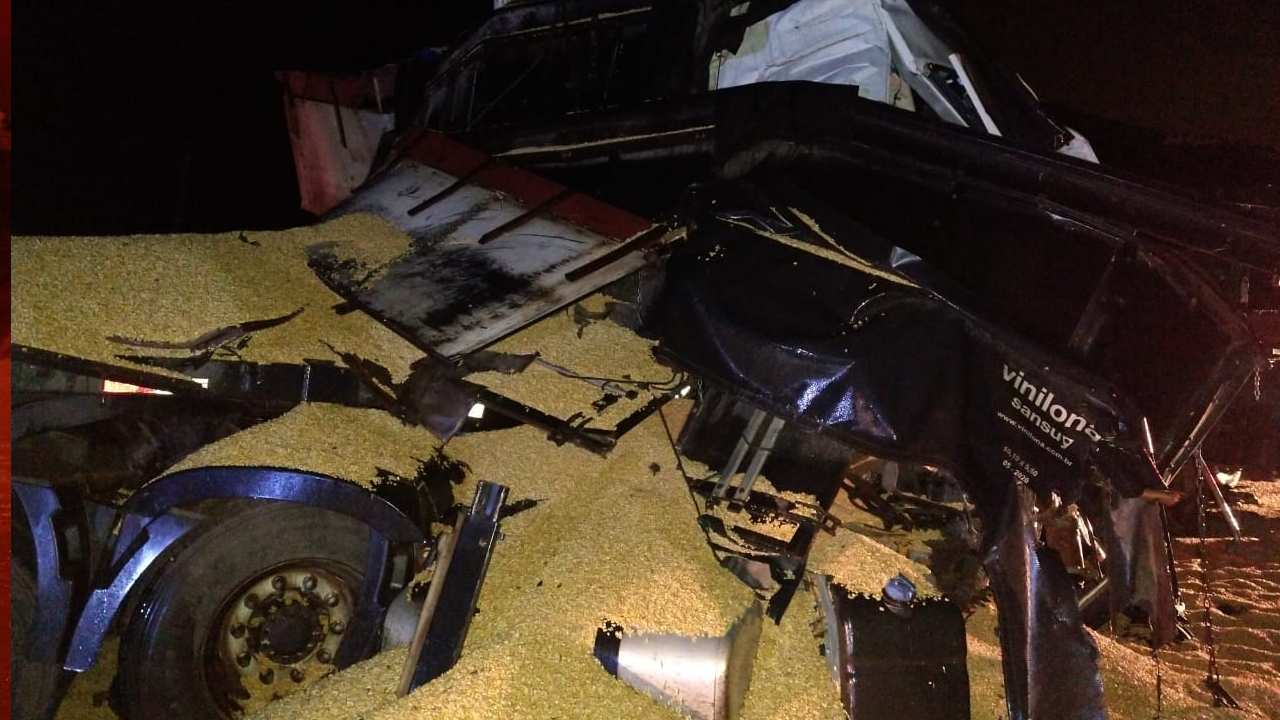 Colisão entre 3 caminhões mata dois adultos e uma criança na GO-174, em Rio Verde