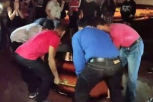 Após três dias à espera de um “milagre”, o corpo do pastor evangélico Huber Carlos Rodrigues foi finalmente sepultado em Goiatuba. (Foto: reprodução)