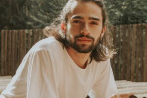 Cantor Marau e banda Mustache Records se apresenta nesta sexta em Goiânia