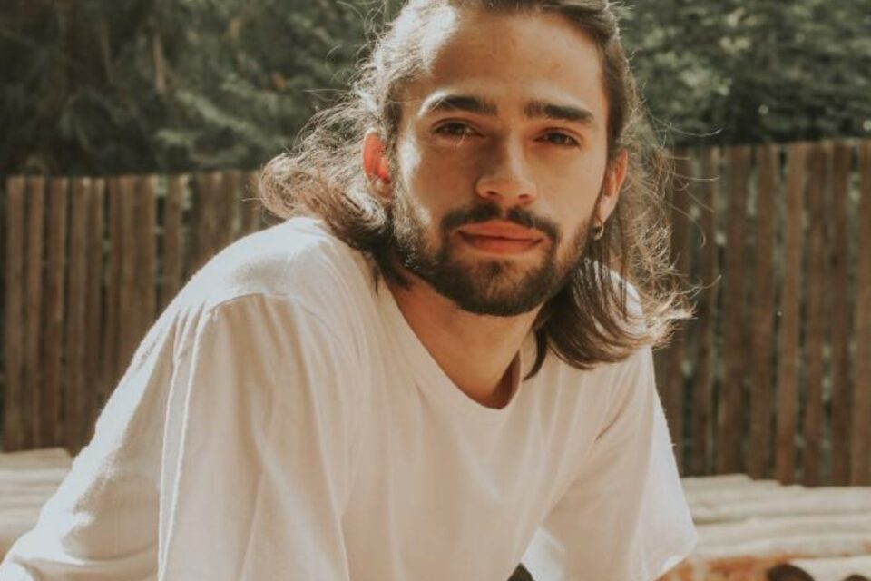 Cantor Marau e banda Mustache Records se apresenta nesta sexta em Goiânia