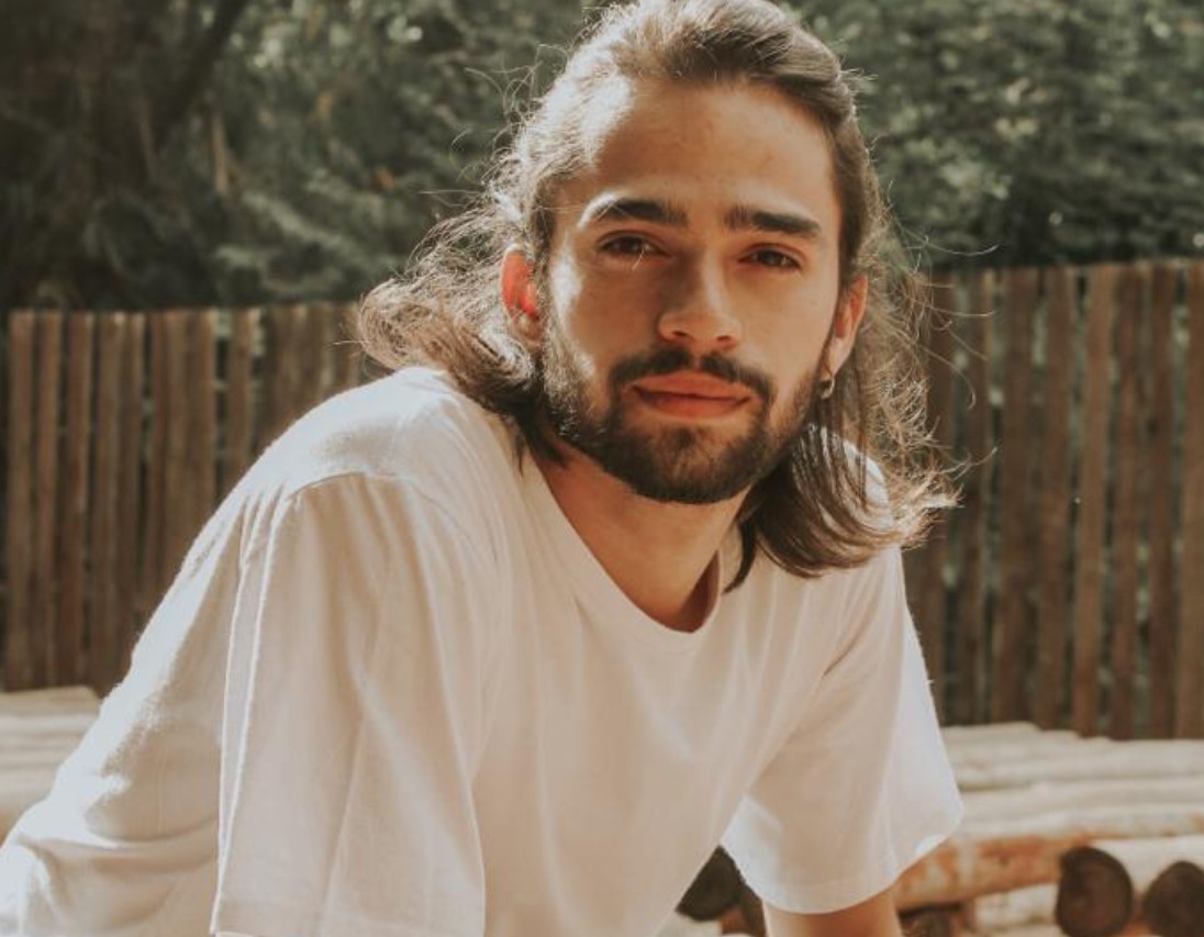 Cantor Marau e banda Mustache Records se apresenta nesta sexta em Goiânia