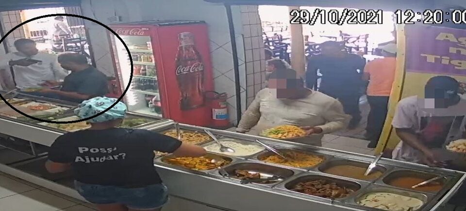 Suspeitos almoçam em restaurante antes de assaltarem o local, em Fortaleza (Foto: Reprodução - Câmera de Segurança)