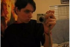 YouTube "Oi, meu nome é João. Mas no Orkut é Bonequinho de Porcelana". Confissões de um emo: o que aconteceu com um dos fenômenos do YouTube