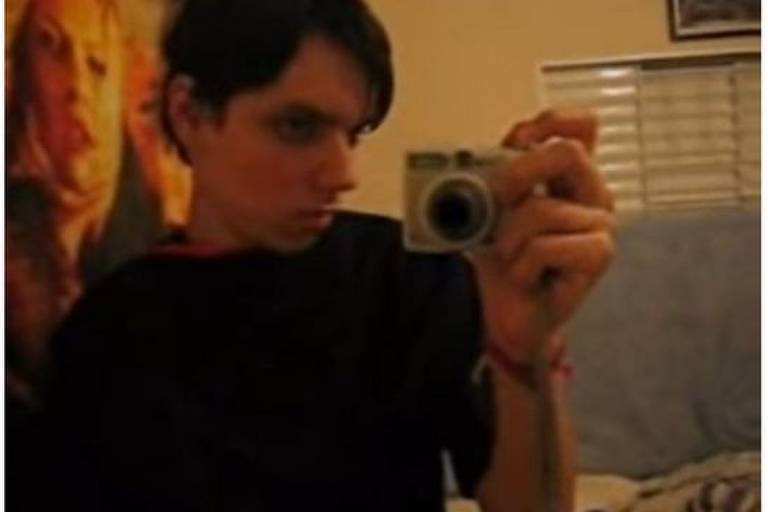 YouTube "Oi, meu nome é João. Mas no Orkut é Bonequinho de Porcelana". Confissões de um emo: o que aconteceu com um dos fenômenos do YouTube