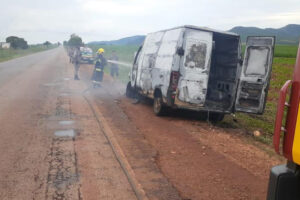 Van pega fogo no KM 190 da GO-080, em Goianésia