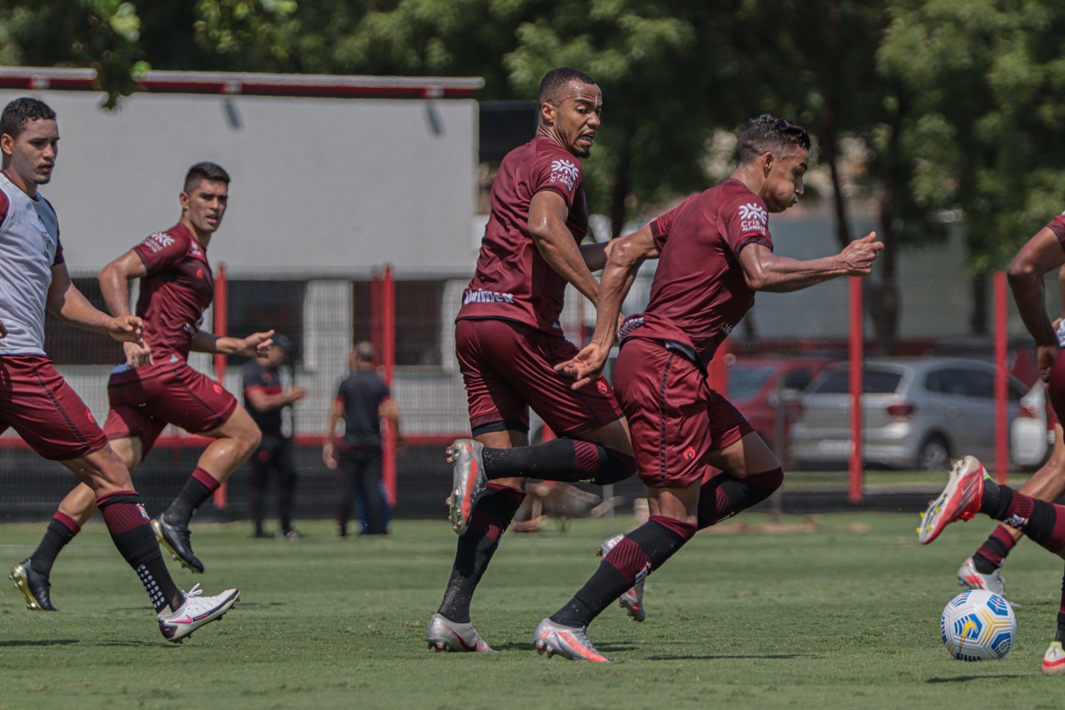 Jogadores do Atlético-GO durante o treino