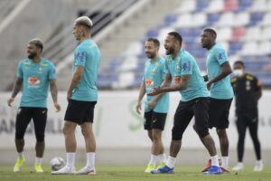 Neymar bate palma em treino da seleção brasileira