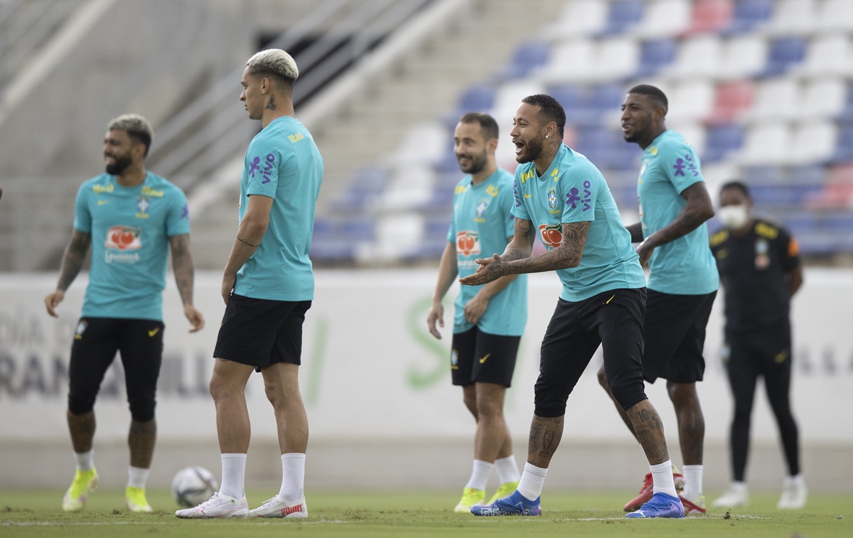 Neymar bate palma em treino da seleção brasileira