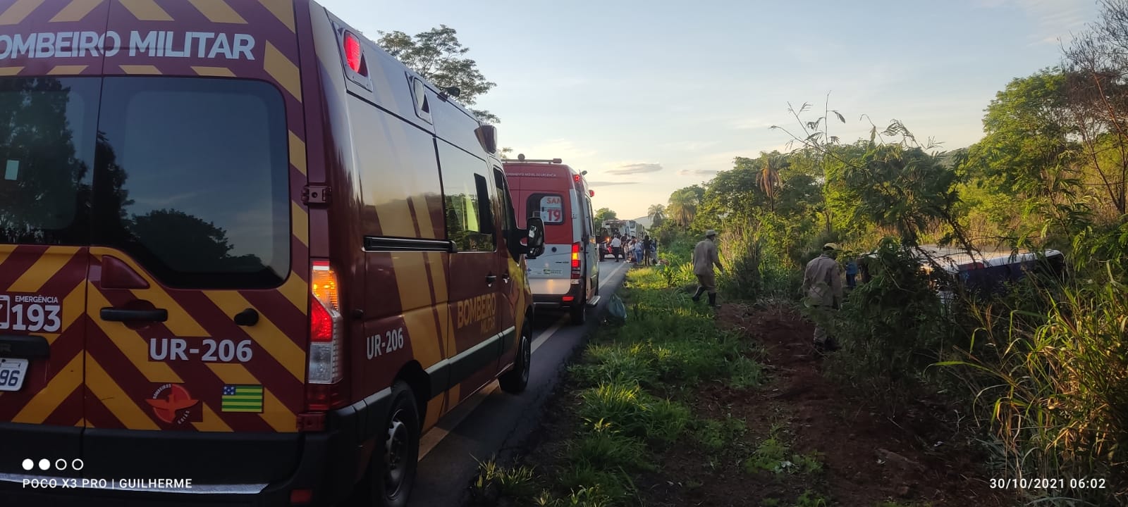 Ônibus tomba e deixa cinco feridos na BR-020, perto de Formosa (Foto: Bombeiros)