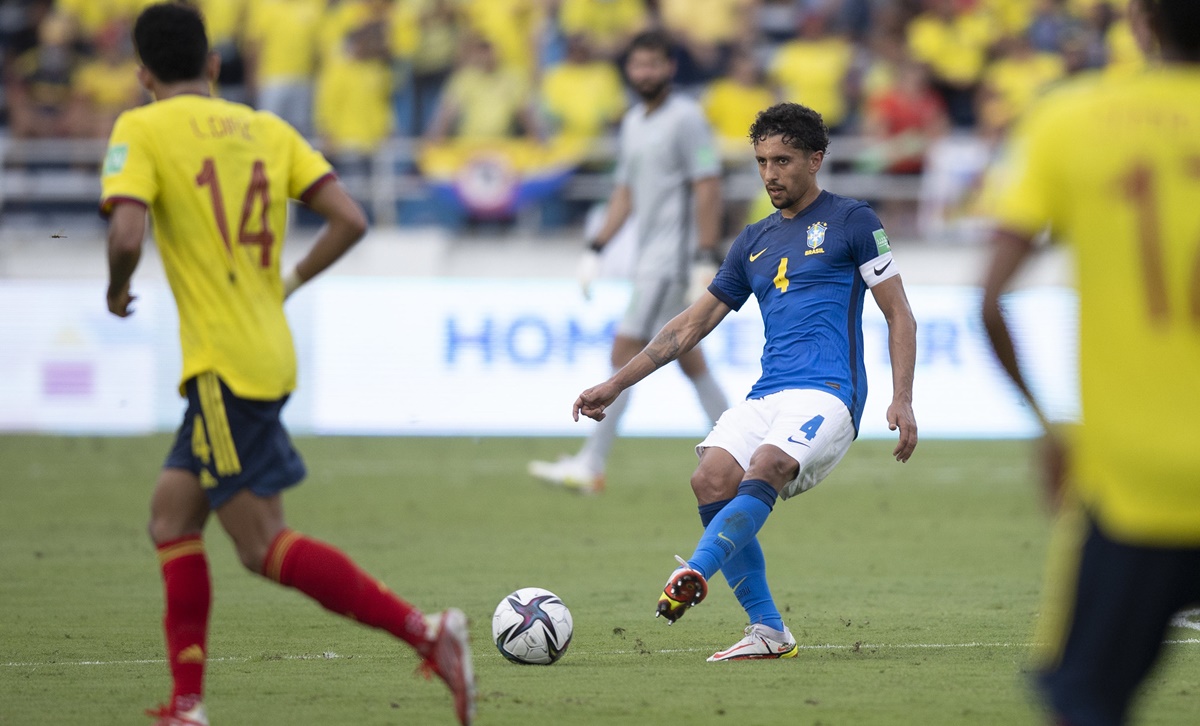 Marquinhos tenta o passe no jogo entre Brasil e Colômbia