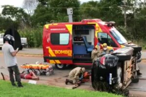Equipes do Bombeiros atenderam as vítimas após o capotamento na Avenida JK. (Foto: Reprodução)